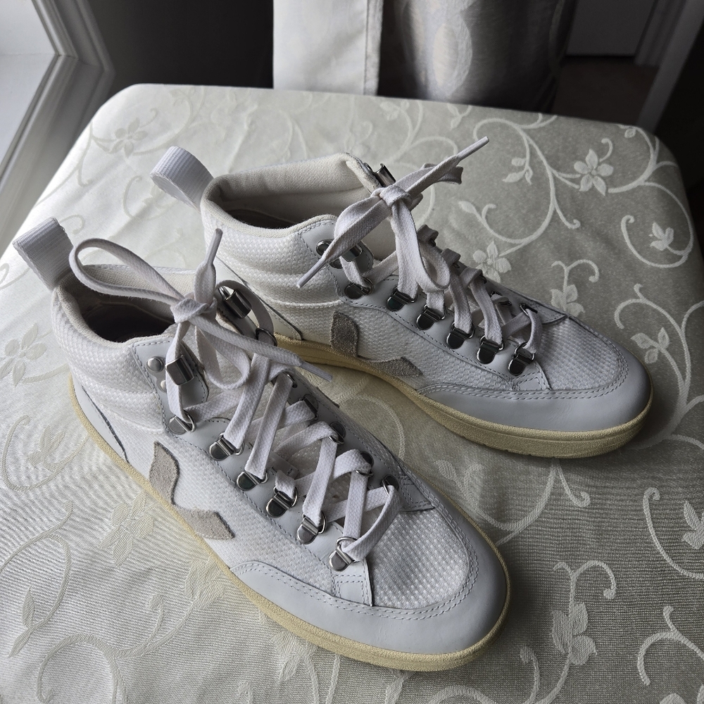 VEJA Hightop Trainers